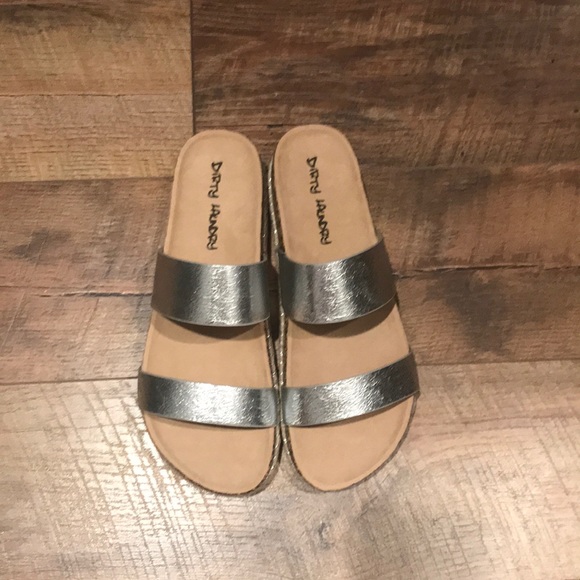 Dirty Laundry silver slip on sandals - Picture 1 of 3